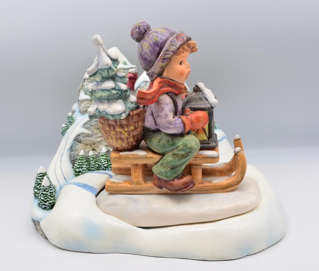 クリスマスに乗る　＃396　No.8　★フンメル人形　台付き　ご成約済み