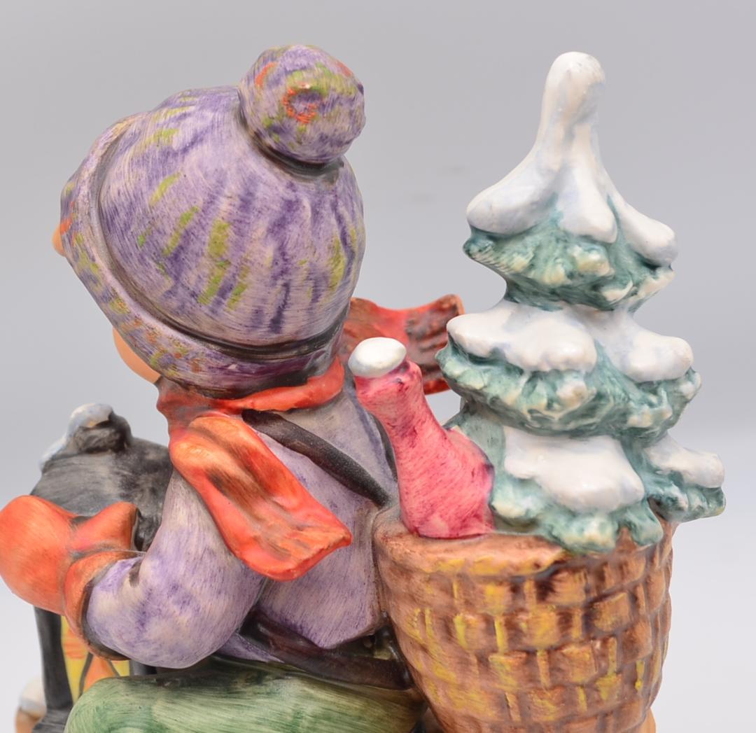 クリスマスに乗る　＃396　No.8　★フンメル人形　台付き　ご成約済み