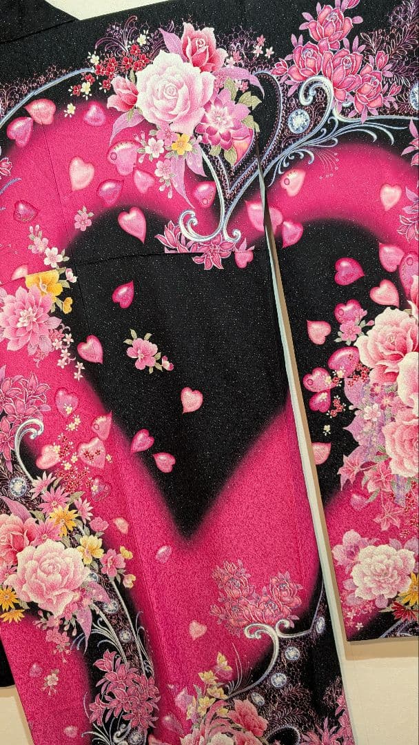【現代柄•ハート】振袖 黒とピンクの花柄• ハートがポイント！L〜LＬサイズ