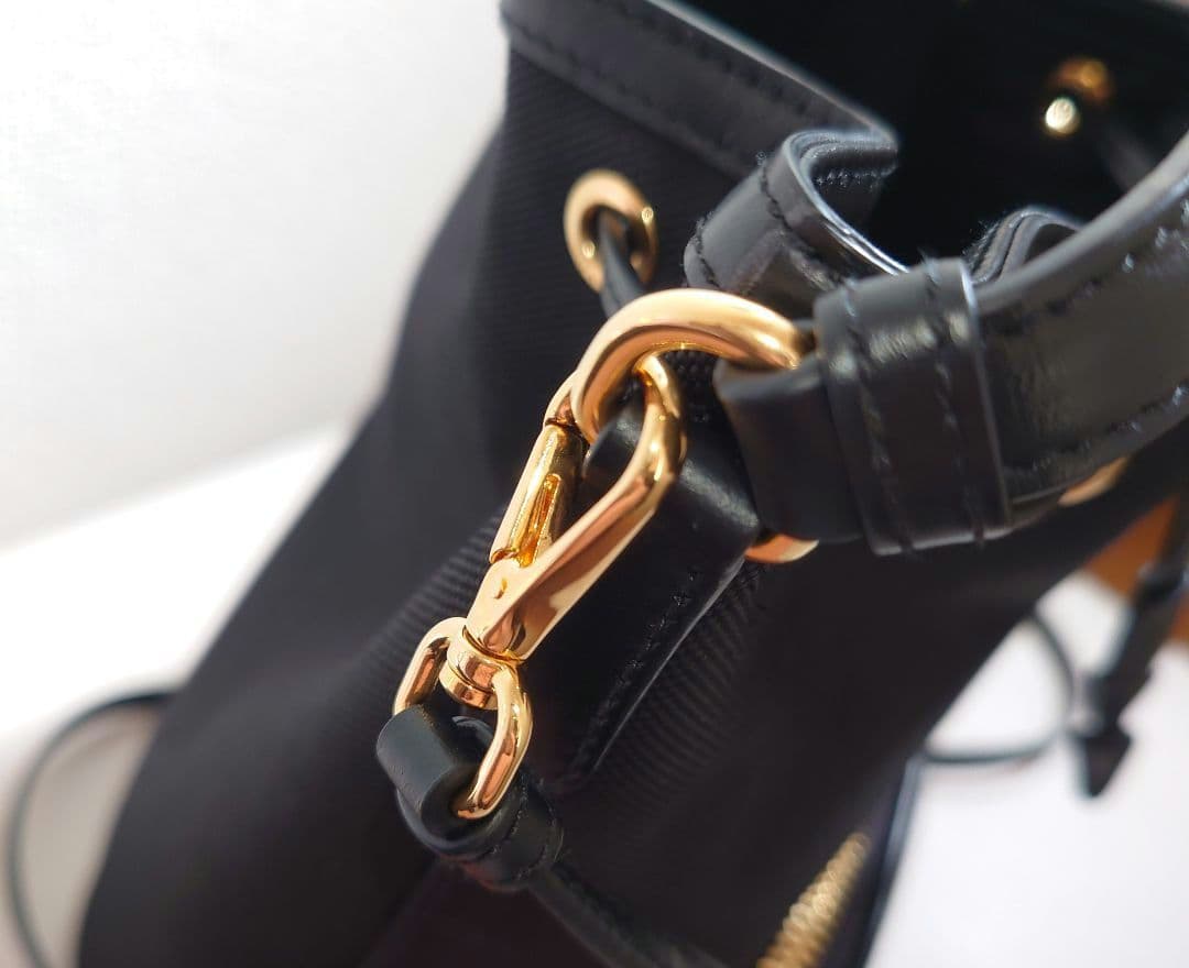 PRADA ブラック バケットバッグ