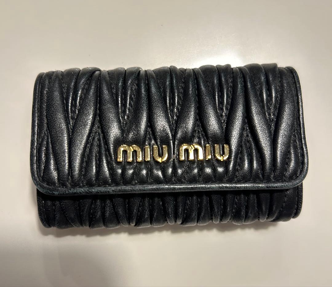 MIUMIU マテラッセ レザーメタルロゴ 6連キーケース ネロ