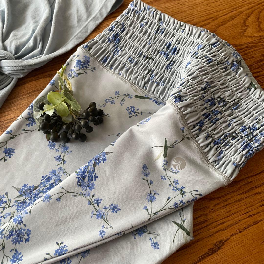 美品　SUKALA 勿忘草レギンスSと水色トップス