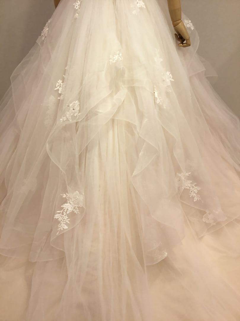 YNS WEDDINGウェディングドレス フリル付きプリンセスライン