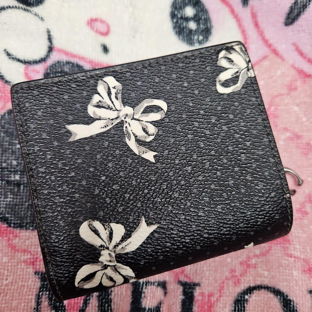 お得♡♡新品、COACHのリボン柄二つ折り財布です。