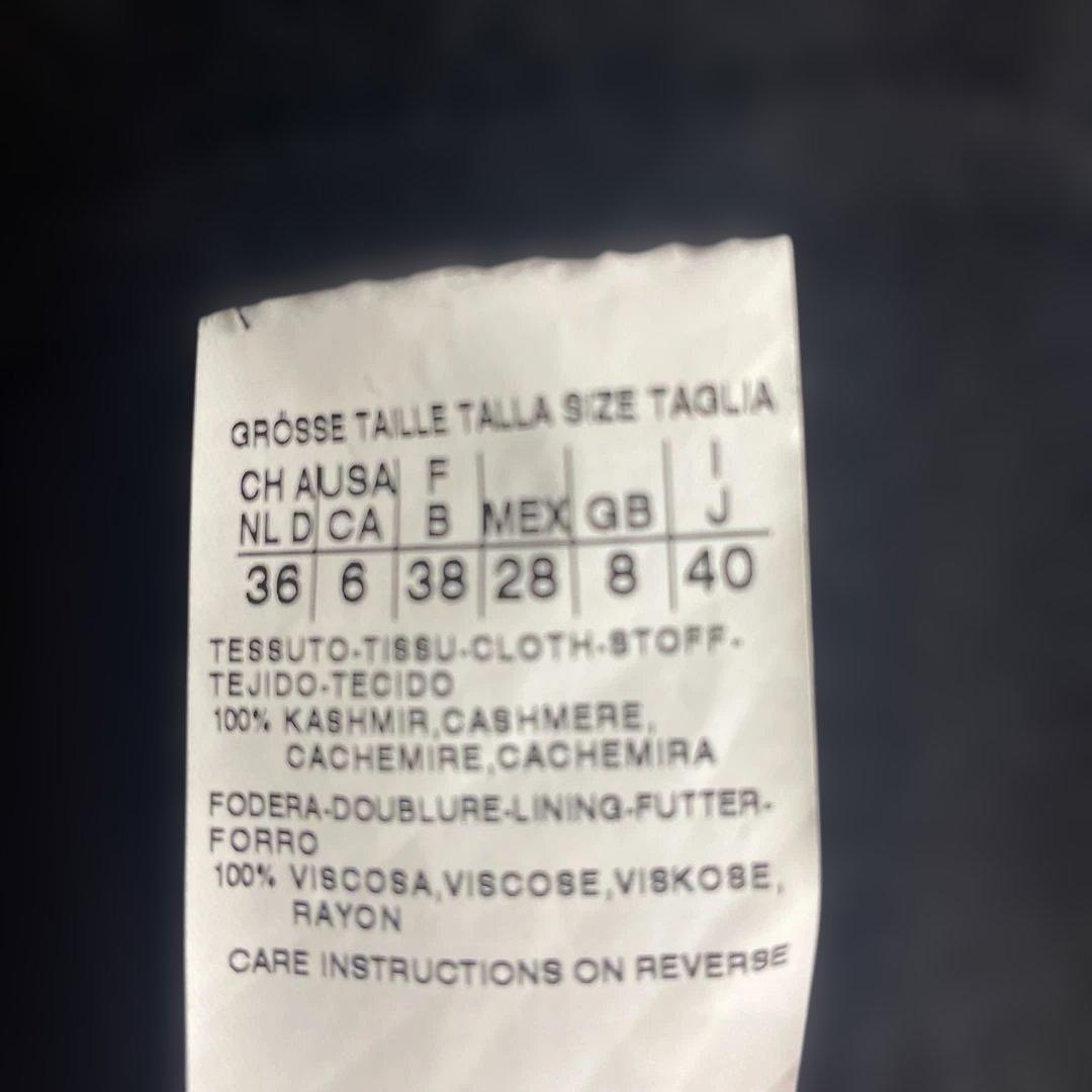 黒いベルト付きチェスターコート