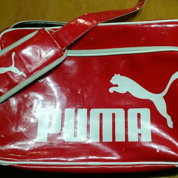 プーマのエナメルバック