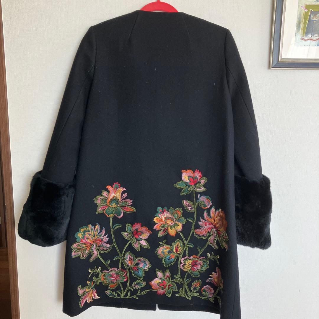 ロイスクレヨンLoisCRAYON受注生産花刺繍ウールコート黒地ラビットファー袖