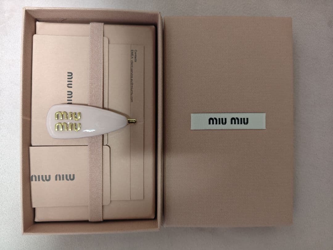 miu miu ヘアクリップ 羊革 バレッタ ピンクベージュ TWICE サナ