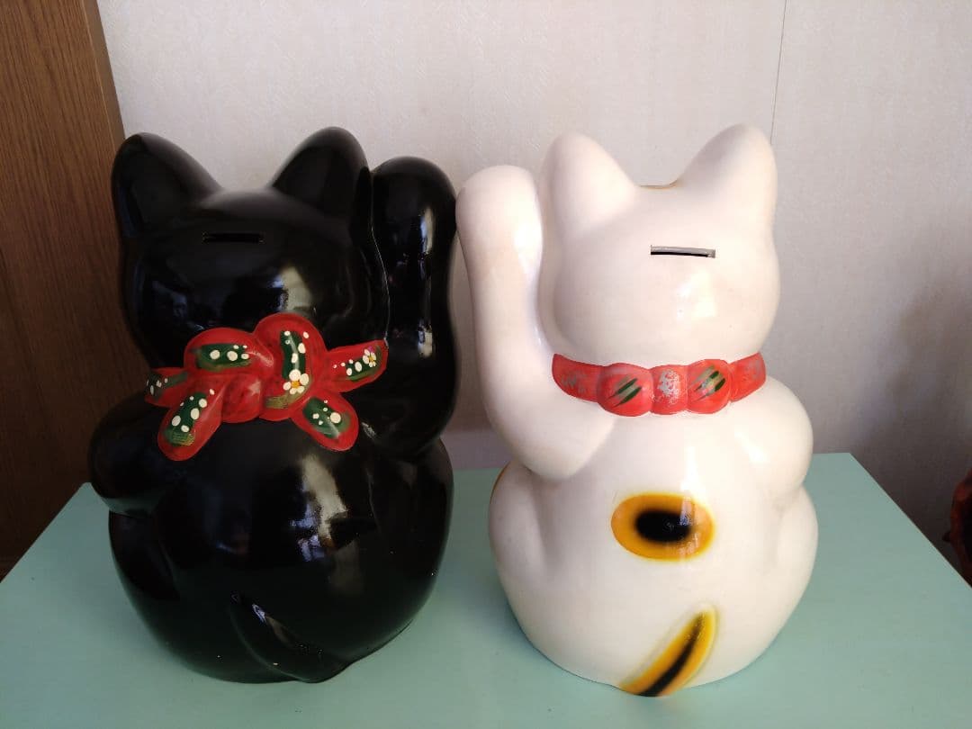 まねきねこ　白ネコ＆黒ネコ　陶器製 約33cmのビッグサイズ　中古品