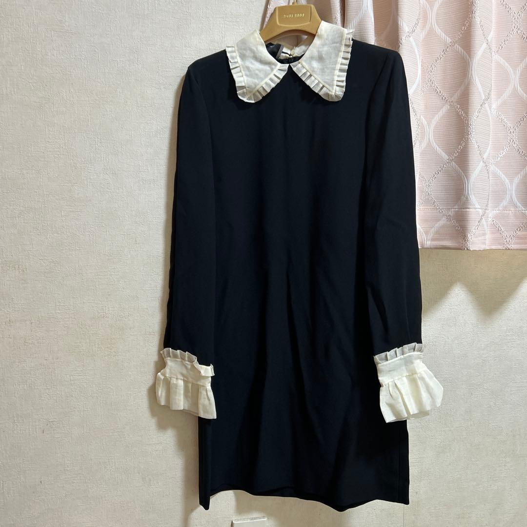 MIUMIUフリル付き黒ワンピース