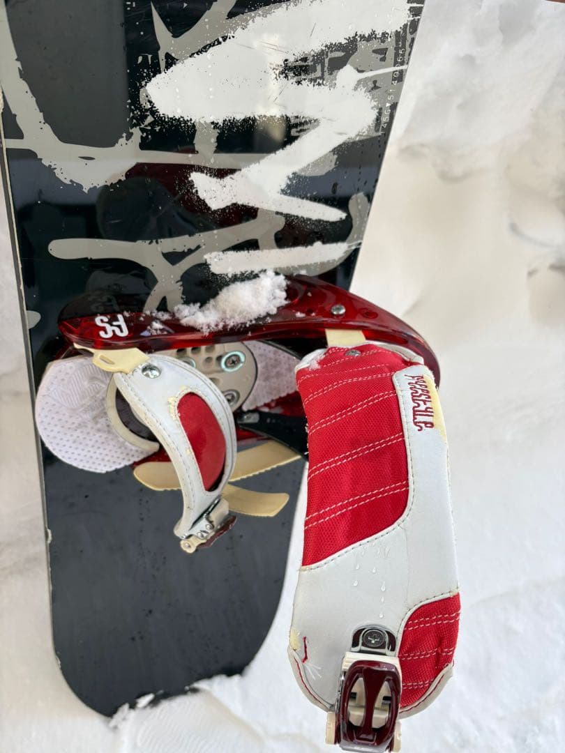 スノーボード グラフィティデザイン 赤色バインディング