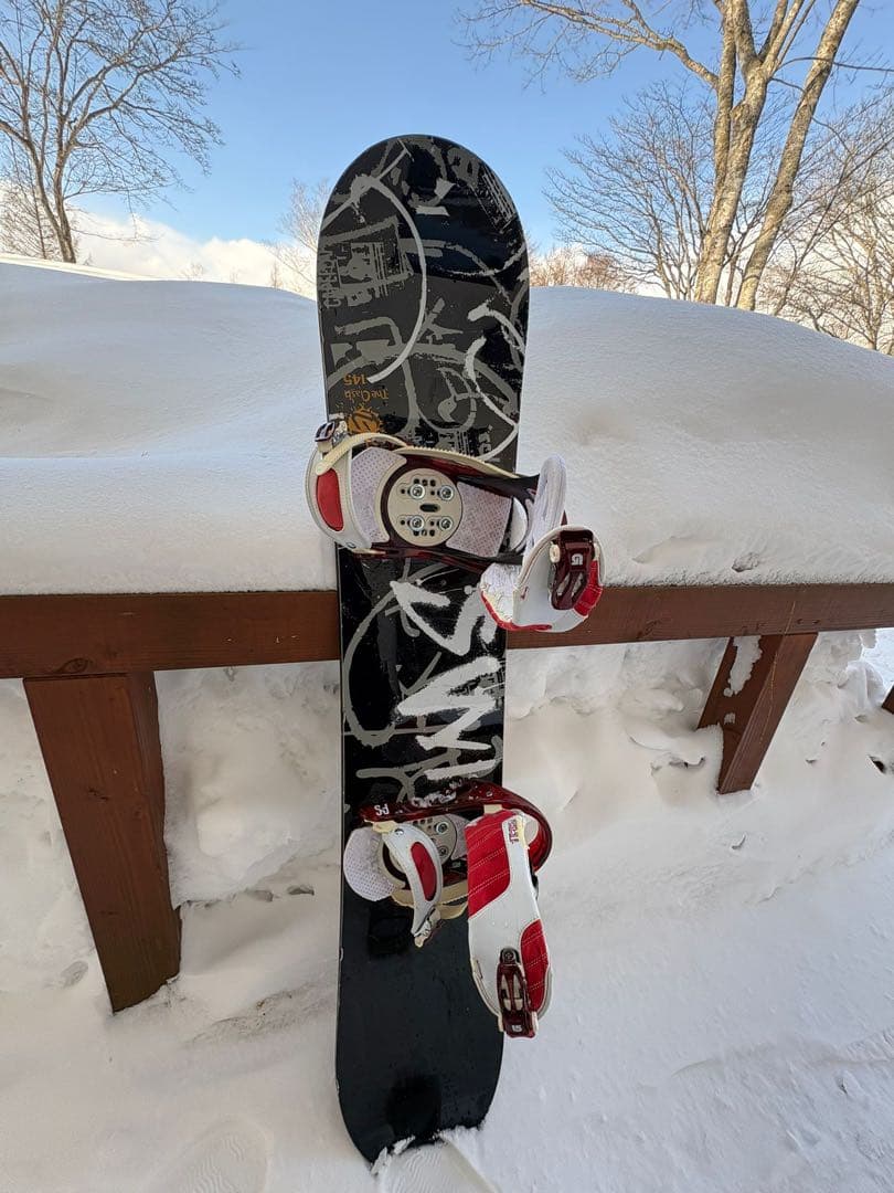 スノーボード グラフィティデザイン 赤色バインディング