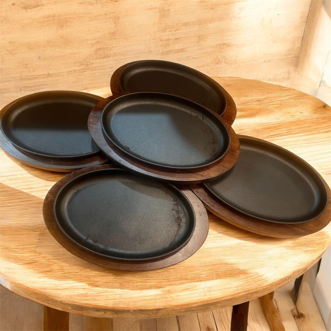 鉄板22cmステーキ皿　丸型(IH対応)鉄 ー丸皿+木製プレート20枚セット