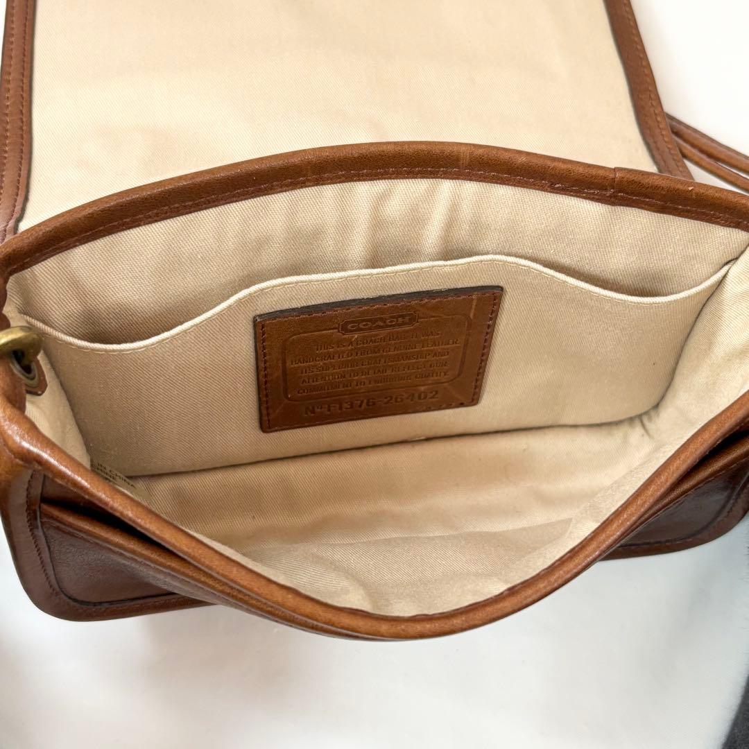 COACH・レザー ゴールドスタッズ ショルダーバッグ斜め掛け ブラウン系