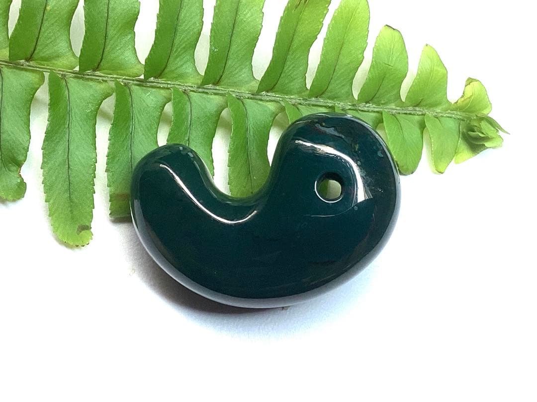 神宿る【 出雲石(青緑色の碧玉) 】島根県花仙山瑪瑙　青瑪瑙　出雲型勾玉　鑑別