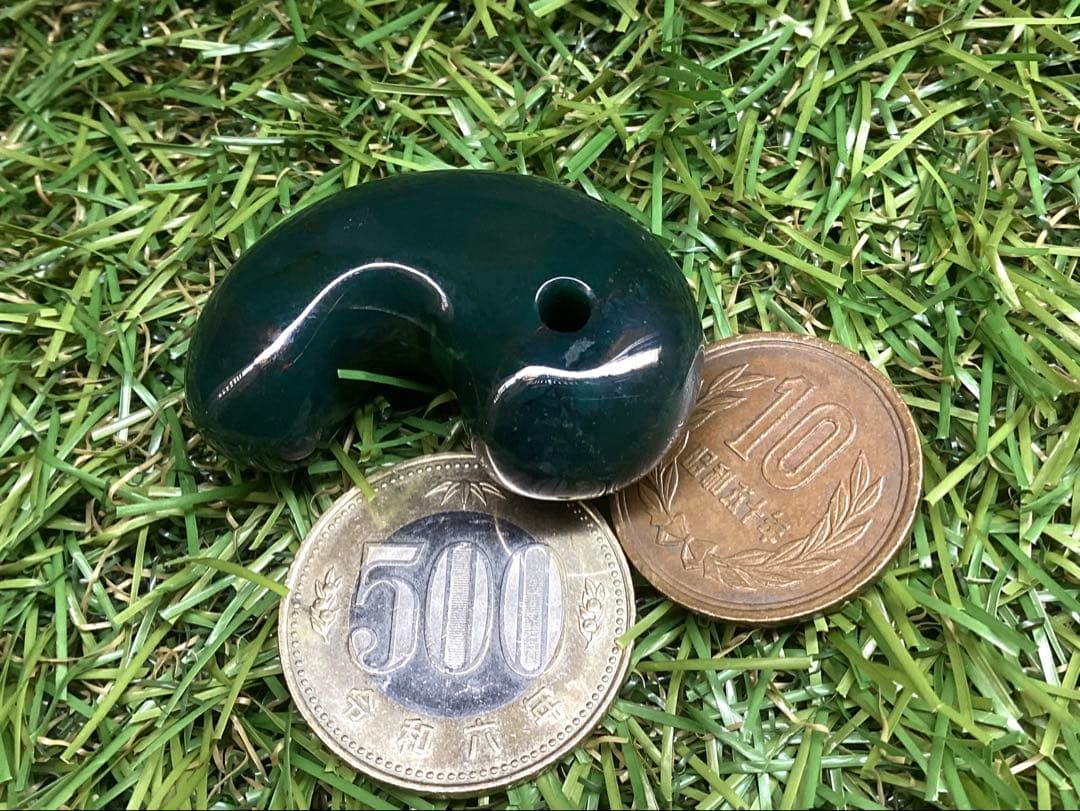 神宿る【 出雲石(青緑色の碧玉) 】島根県花仙山瑪瑙　青瑪瑙　出雲型勾玉　鑑別