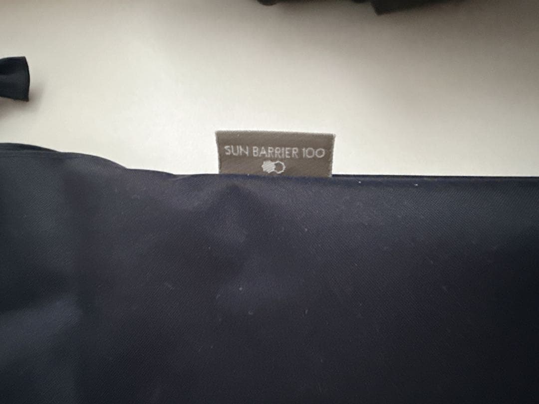 サンバリア100 遮光日傘　2段折りたたみ　フリル　ネイビー