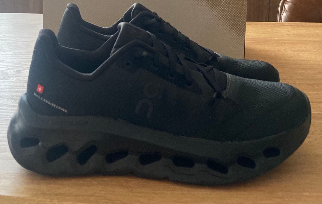 on cloud tilt スニーカー 黒 24.5