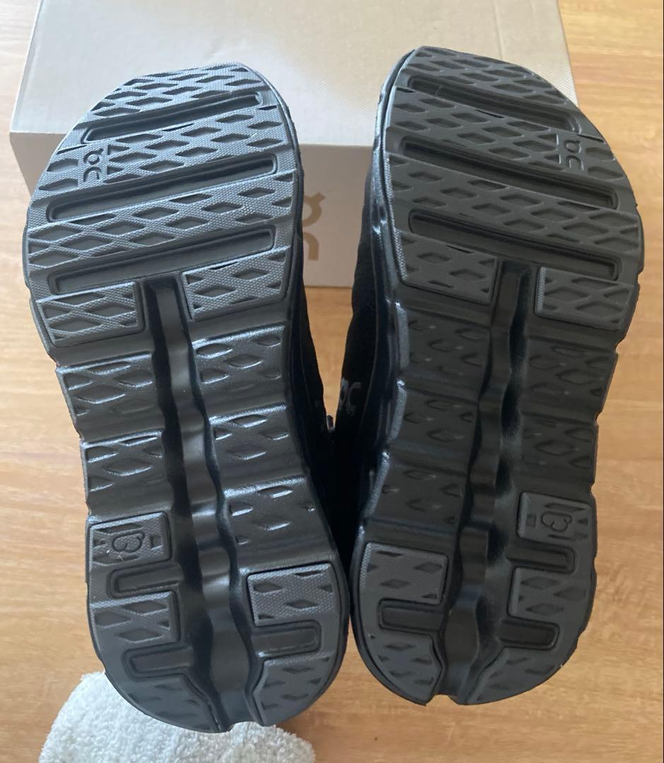 on cloud tilt スニーカー 黒 24.5