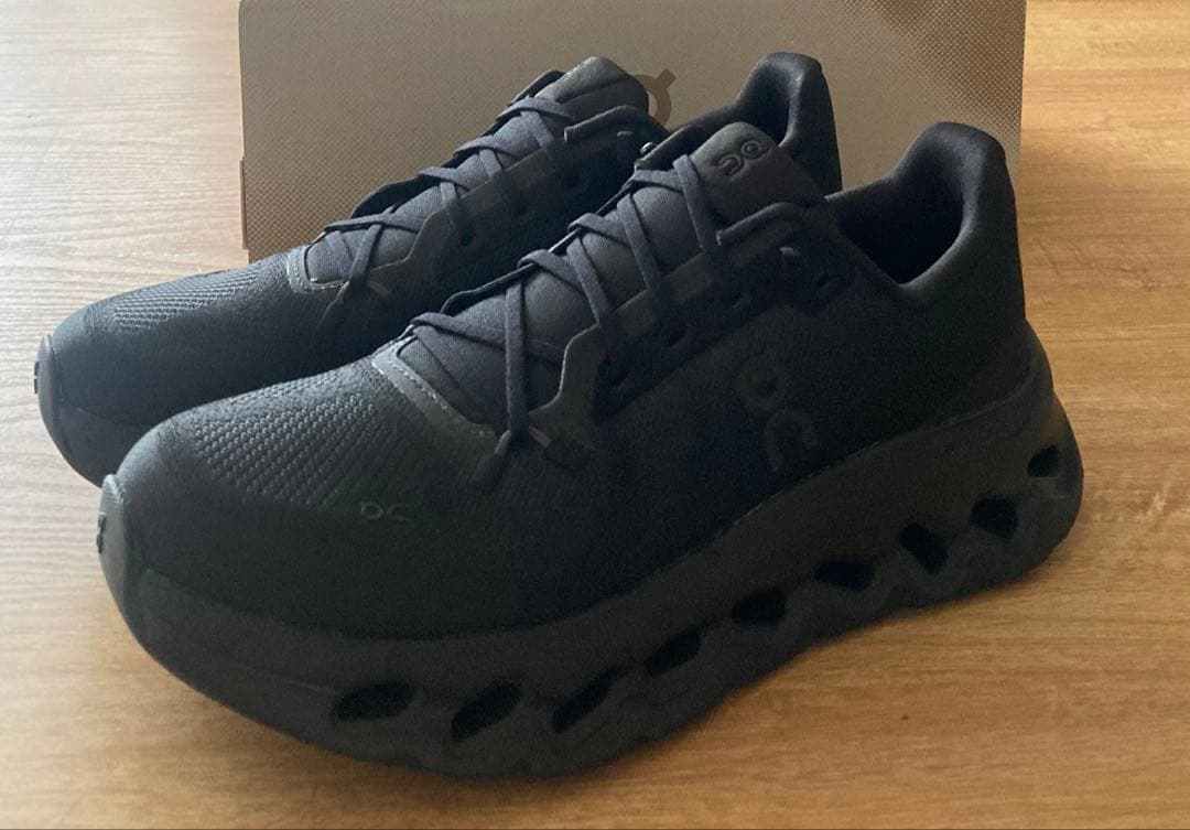 on cloud tilt スニーカー 黒 24.5