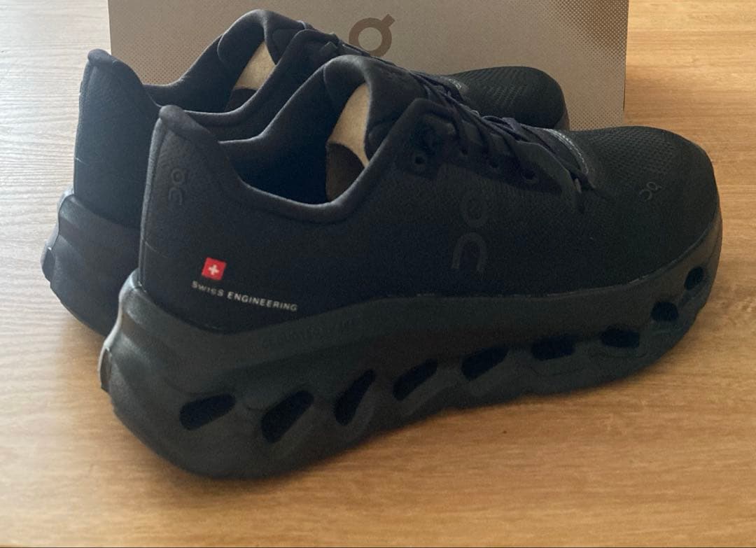 on cloud tilt スニーカー 黒 24.5