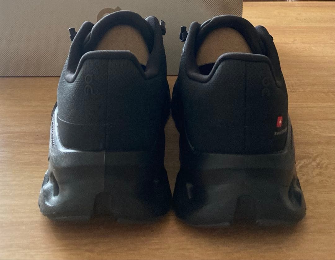 on cloud tilt スニーカー 黒 24.5