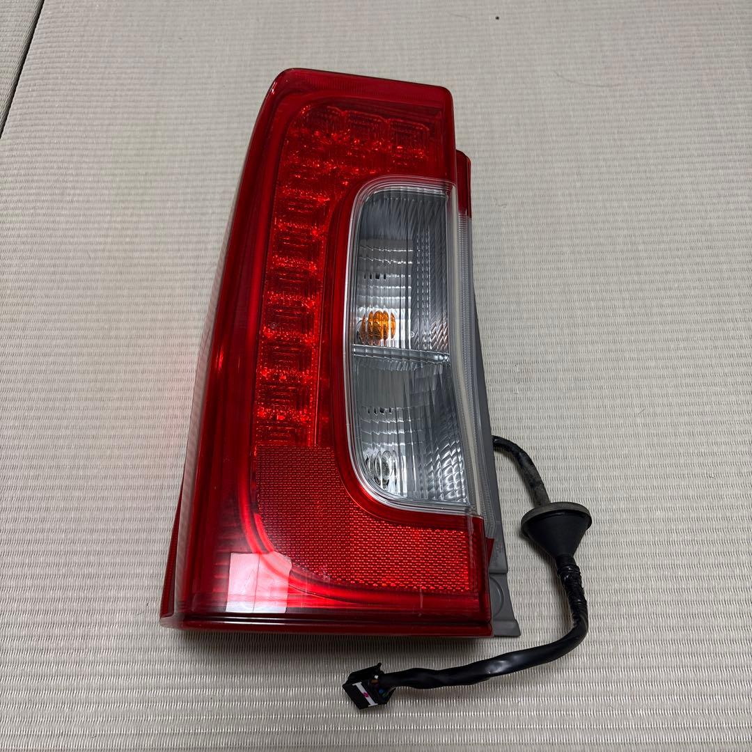 ダイハツ　タント　LA600S 左テールランプ