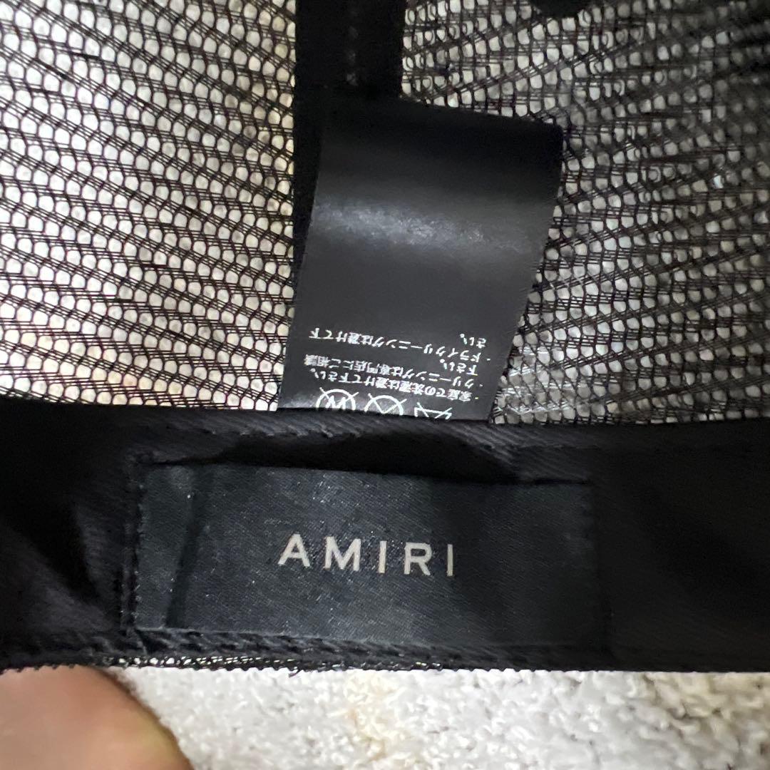 黒のトラッカーキャップ刺繍ロゴ