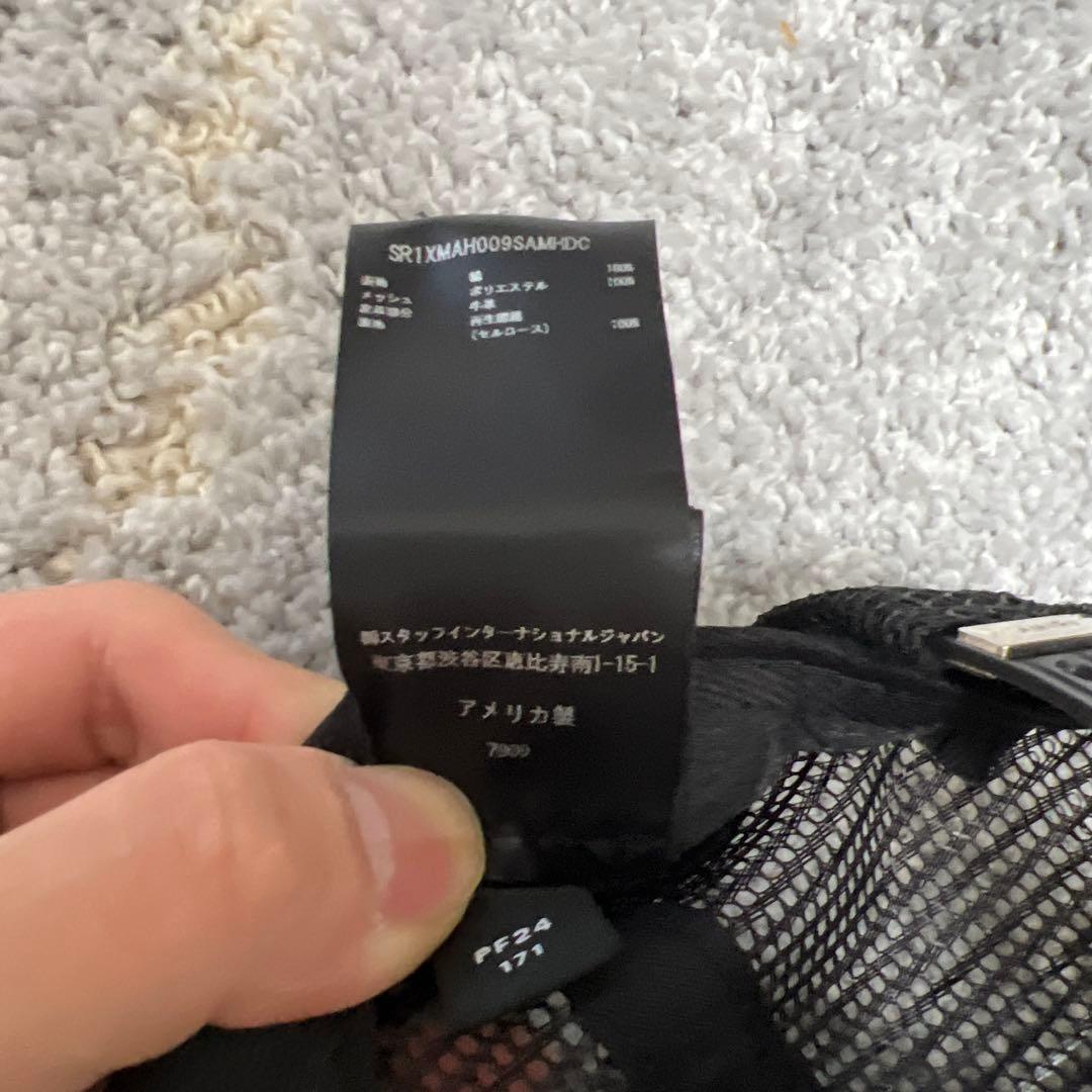 黒のトラッカーキャップ刺繍ロゴ