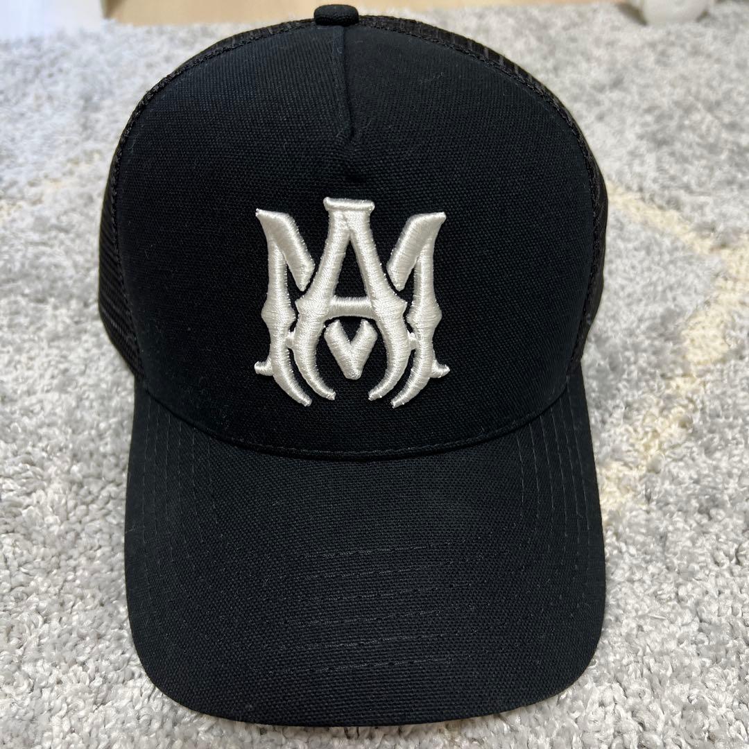黒のトラッカーキャップ刺繍ロゴ