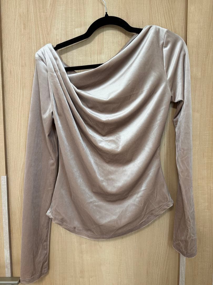 poláura グロッシーベロアドレープトップス