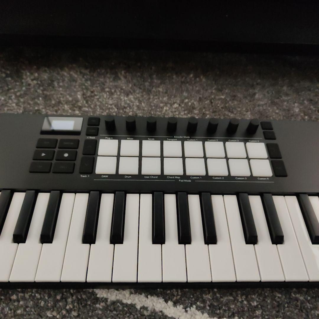 Novation Launchkey MINI 37 MK4 MIDIキーボード