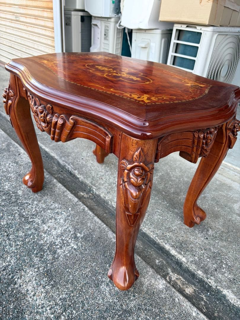 波形天板の木製テーブル