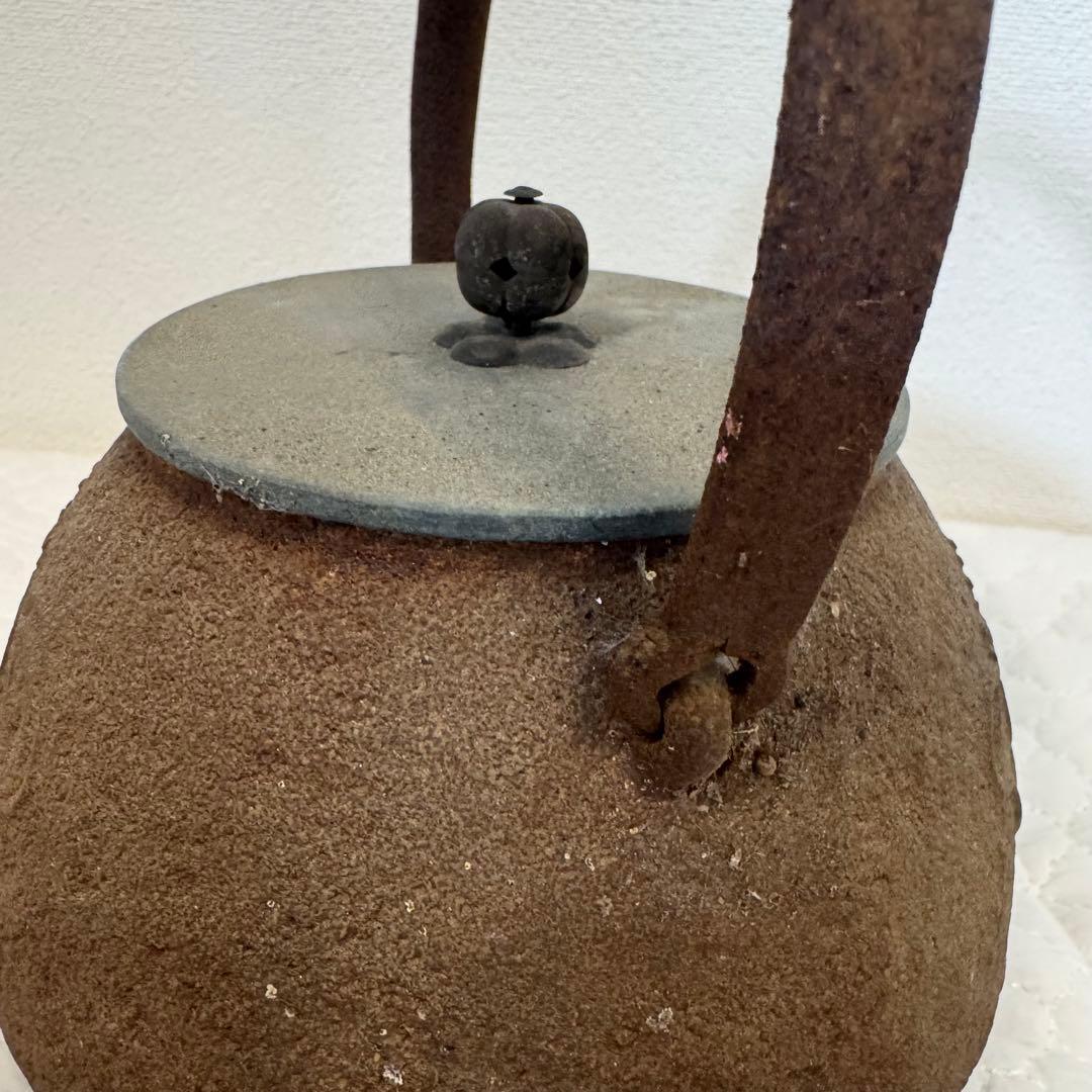 【骨董品】鉄製茶瓶 丸型 取っ手付き 時代物 アンティーク 高さ22cm 刻印