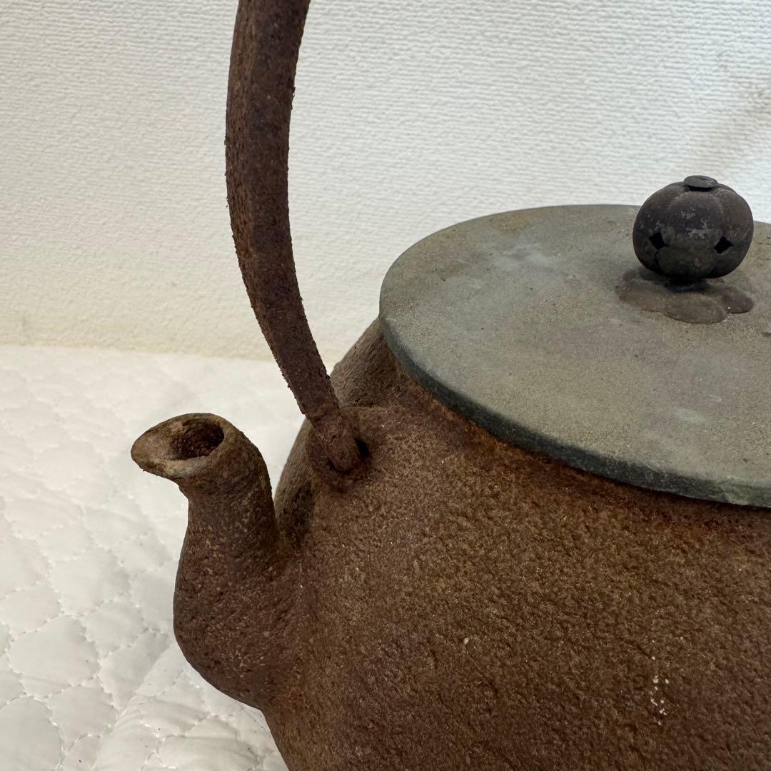 【骨董品】鉄製茶瓶 丸型 取っ手付き 時代物 アンティーク 高さ22cm 刻印