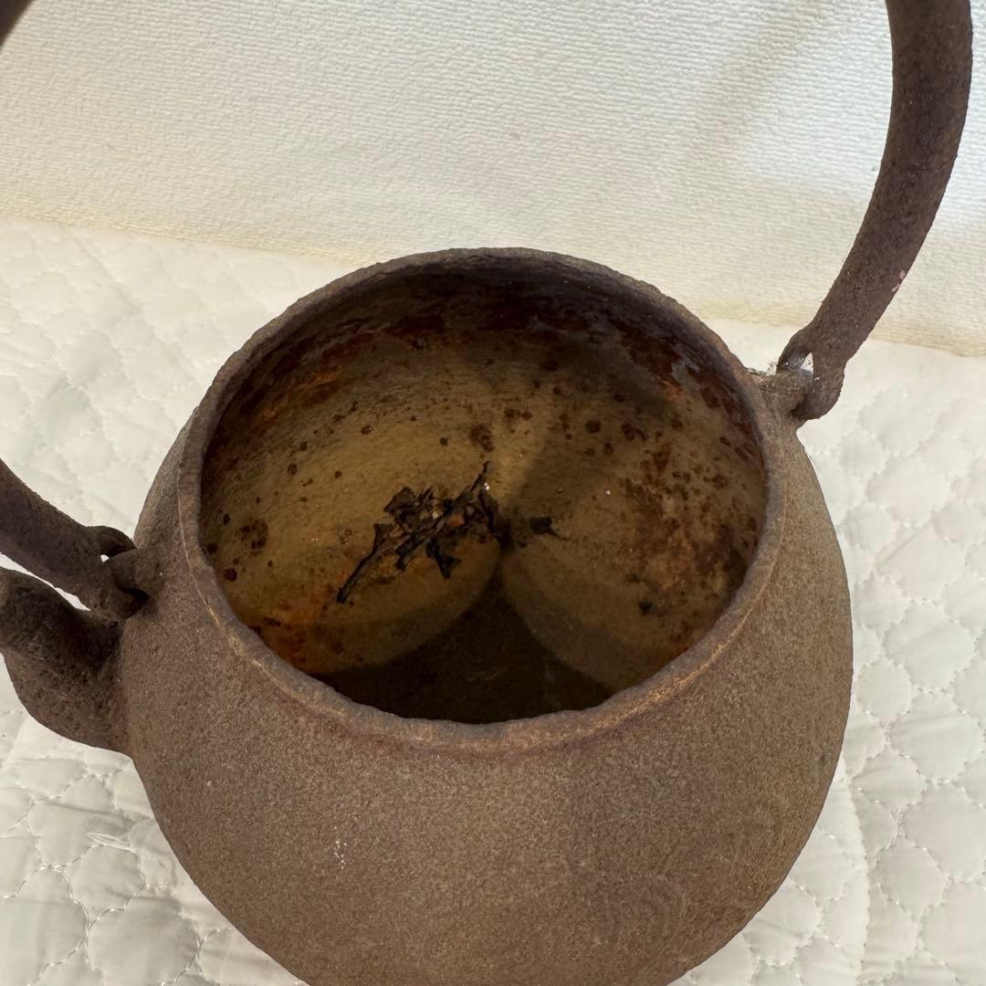 【骨董品】鉄製茶瓶 丸型 取っ手付き 時代物 アンティーク 高さ22cm 刻印