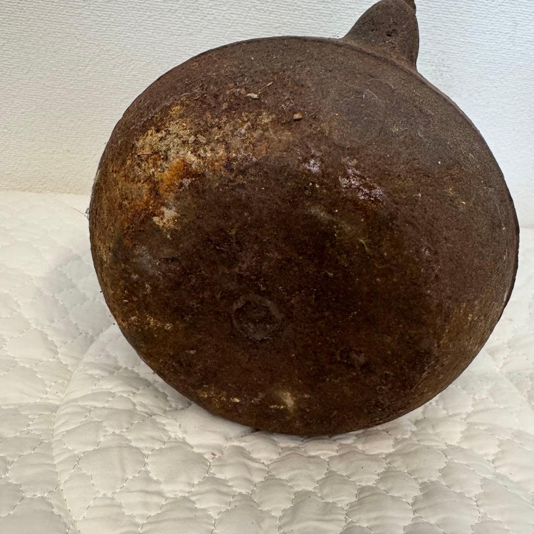 【骨董品】鉄製茶瓶 丸型 取っ手付き 時代物 アンティーク 高さ22cm 刻印