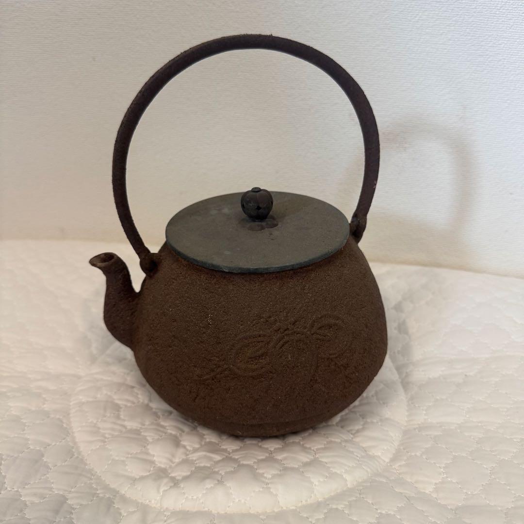 【骨董品】鉄製茶瓶 丸型 取っ手付き 時代物 アンティーク 高さ22cm 刻印