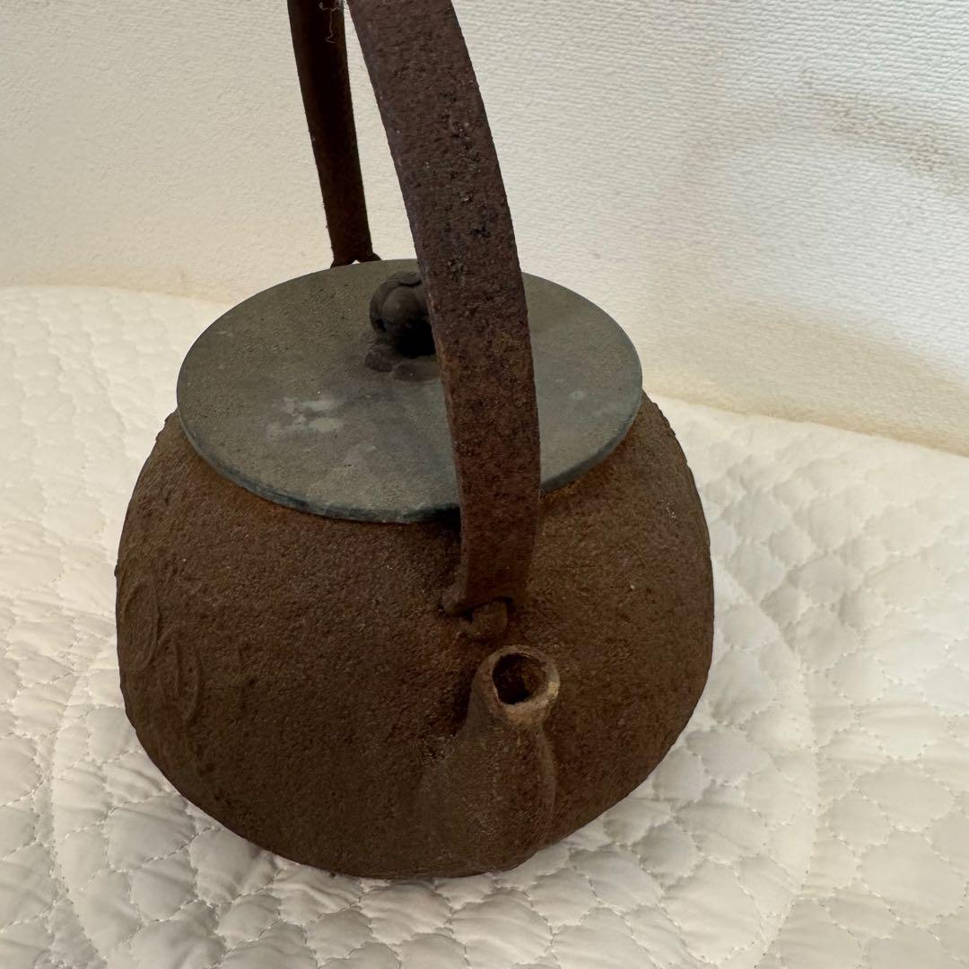 【骨董品】鉄製茶瓶 丸型 取っ手付き 時代物 アンティーク 高さ22cm 刻印