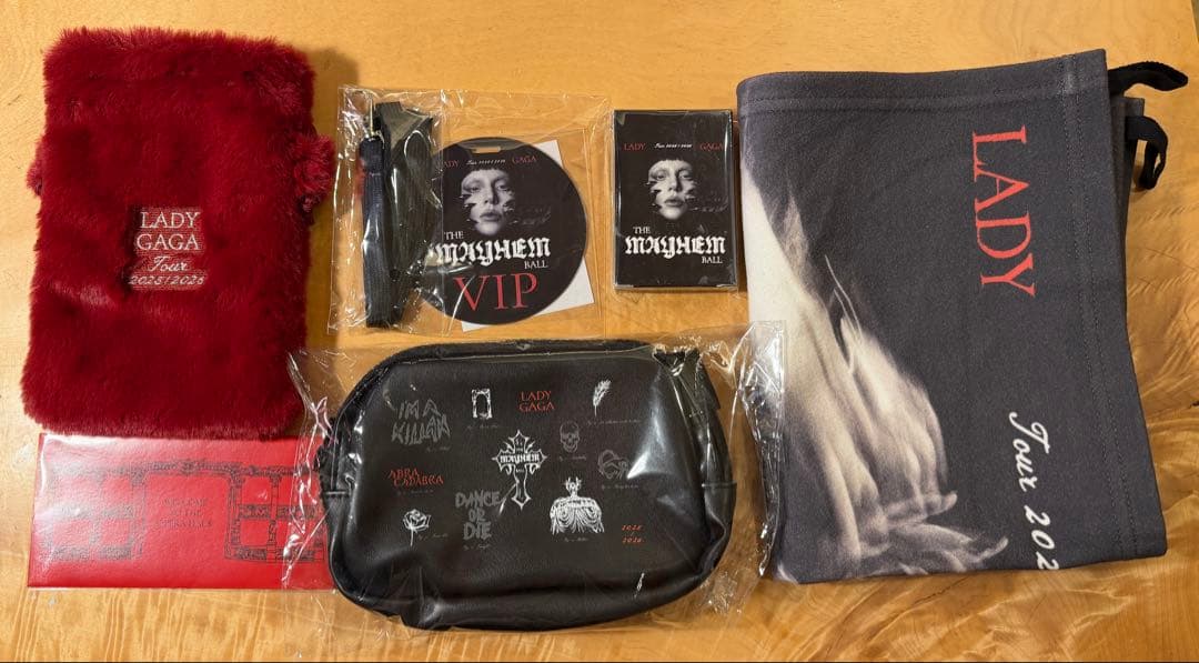 ミュージシャン Lady Gaga The Mayhem Ball VIP GOLD MERCH