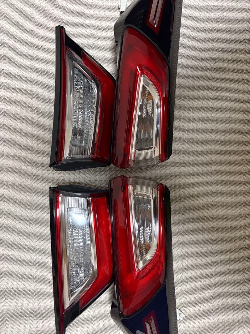 ティー　 60系ハリアー　純正テールランプ