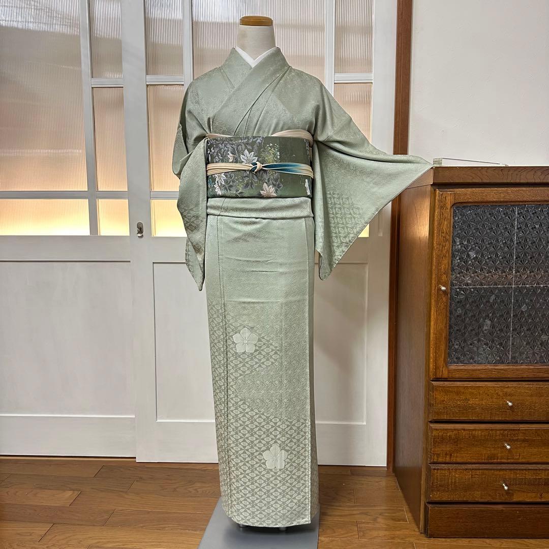 メ*ジ様 色無地　袷　正絹　一ツ紋　草花地紋　青磁鼠色　身丈151裄64サイズ小