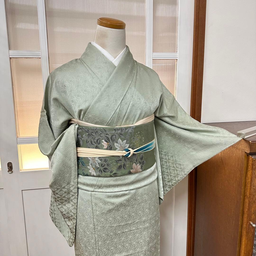 メ*ジ様 色無地　袷　正絹　一ツ紋　草花地紋　青磁鼠色　身丈151裄64サイズ小