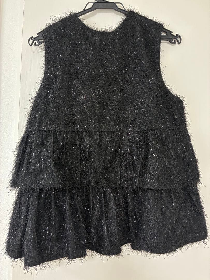 fiolily スパークリングペプラムトップス　ブラック　山本月