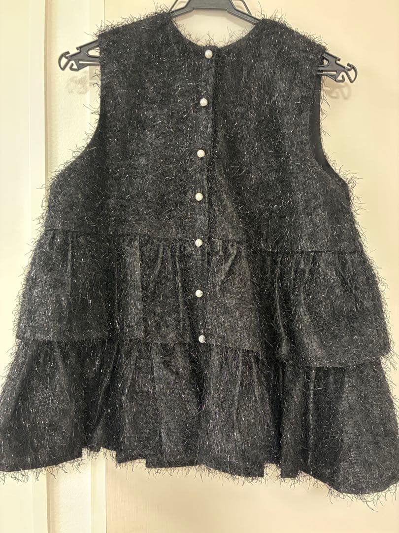 fiolily スパークリングペプラムトップス　ブラック　山本月