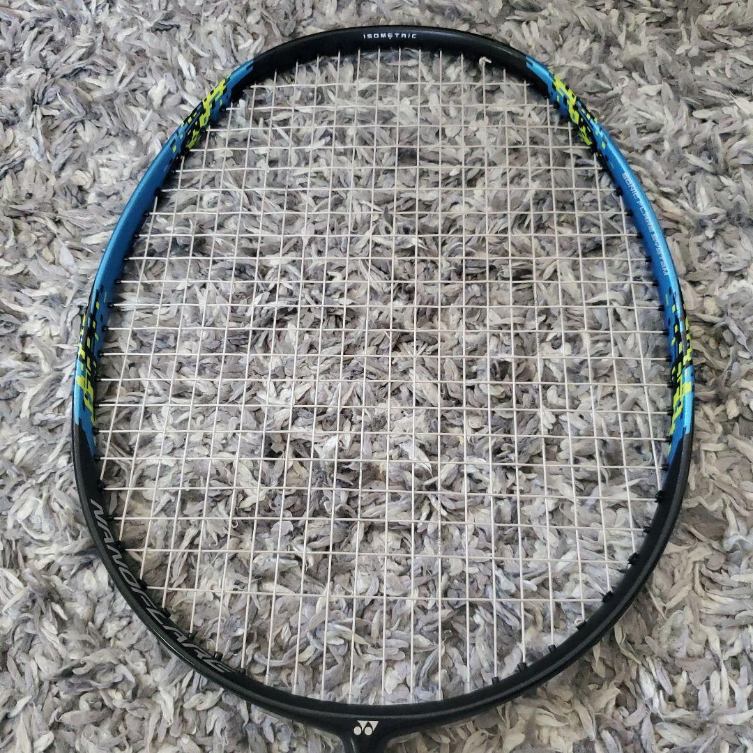 【美品】YONEXナノフレア 700 バドミントンラケット 4UG6
