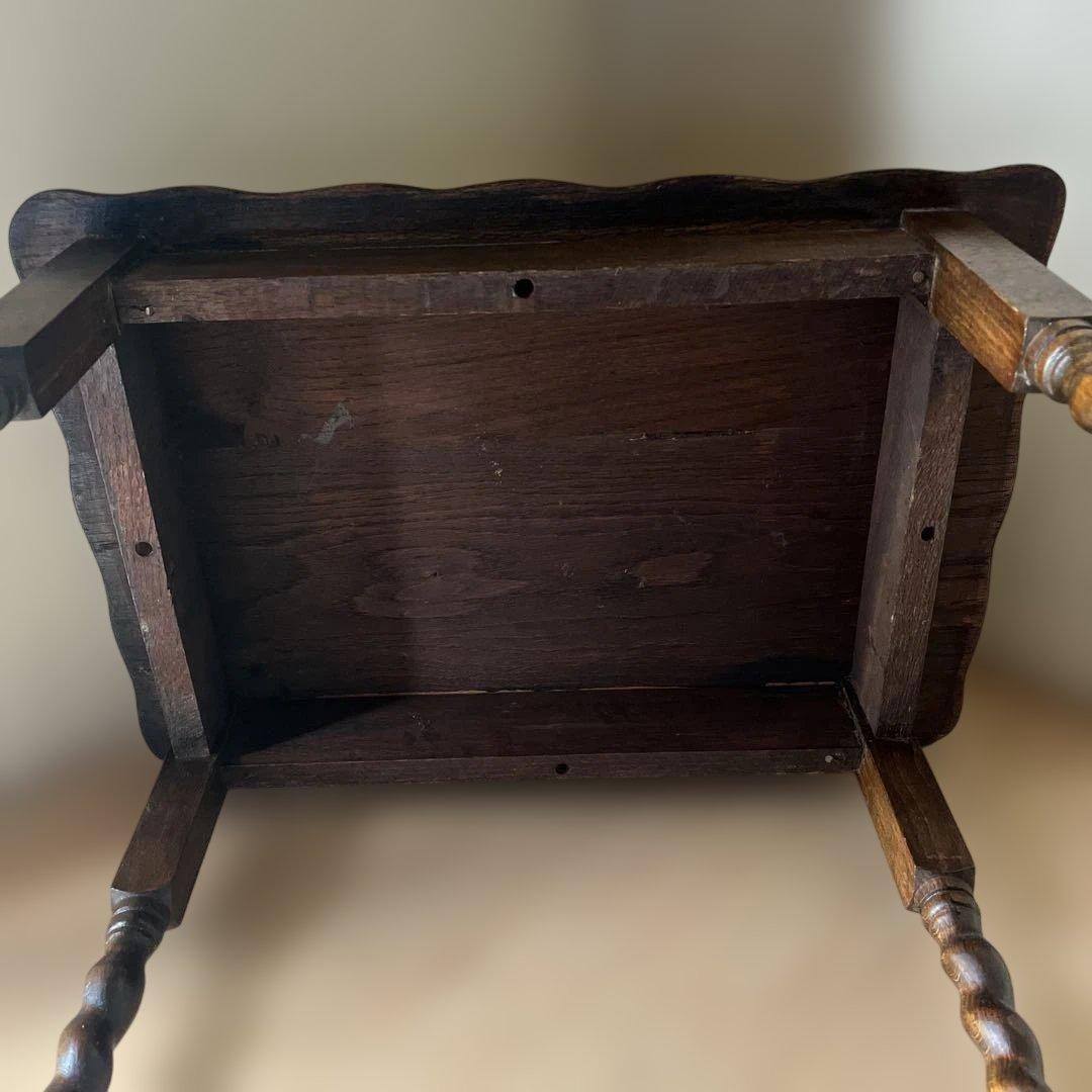 英国アンティーク　ツィストレッグのサイドテーブル