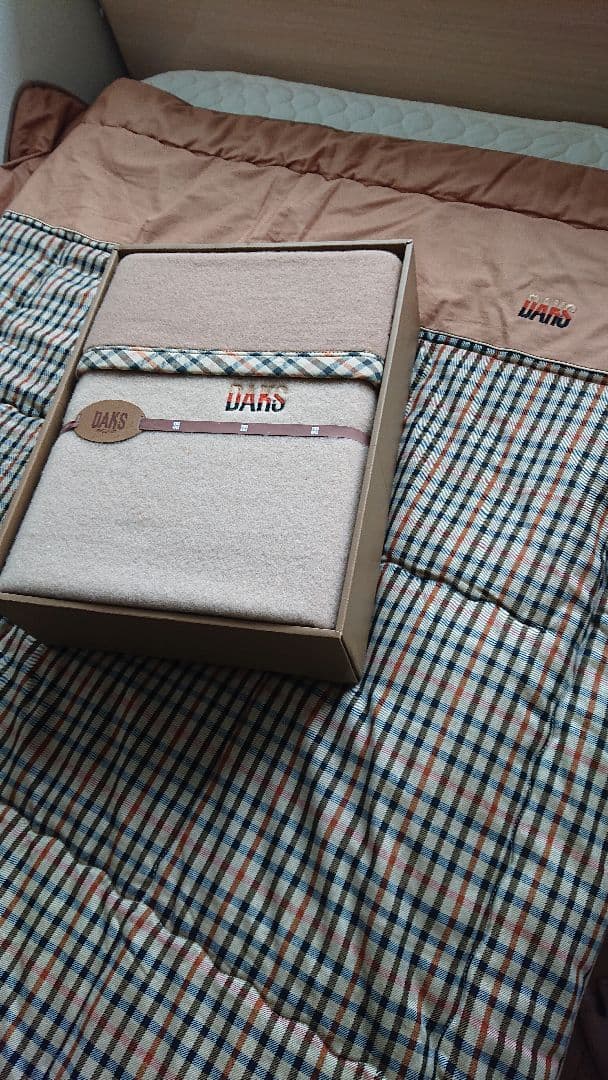 新品：DAKS 高級ベージュチェック柄ブランケット＆綿 掛け布団　セット