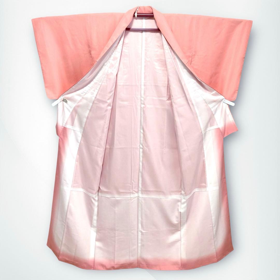 【美品✨】東レシルック　さんび　洗える着物　色無地　薄紅色　よろけ縞地紋　P3