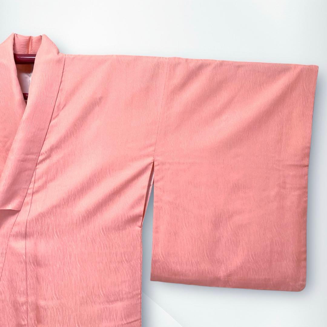 【美品✨】東レシルック　さんび　洗える着物　色無地　薄紅色　よろけ縞地紋　P3